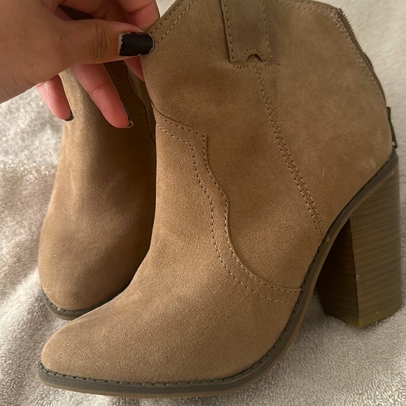 7 1/2 western ankle bootie tan never worn - Picture 2 of 3